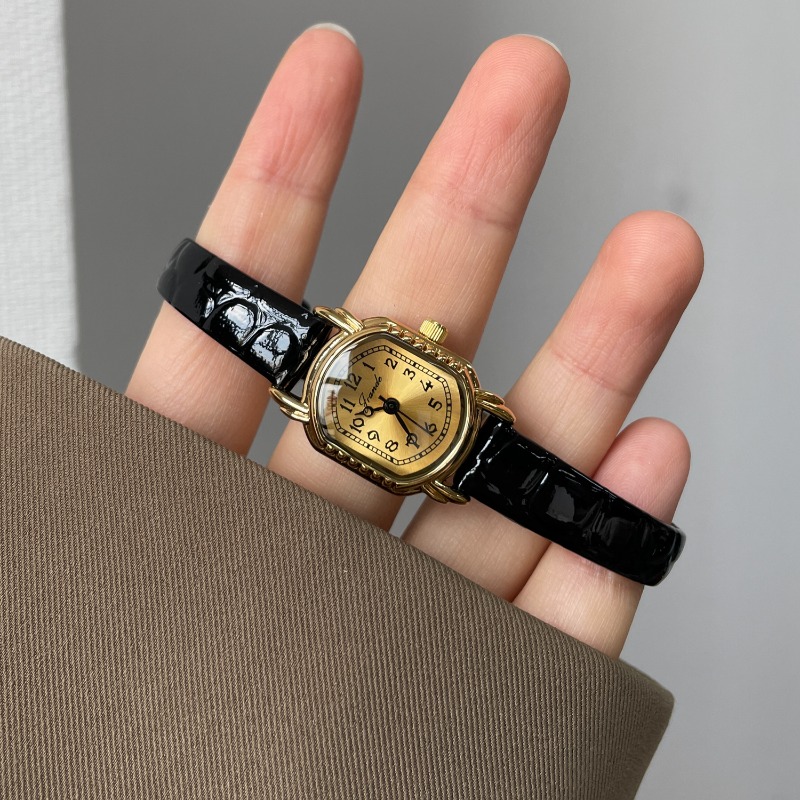 Vintage Digital Watch - Zegarek damski kwarcowy w stylu vintage,